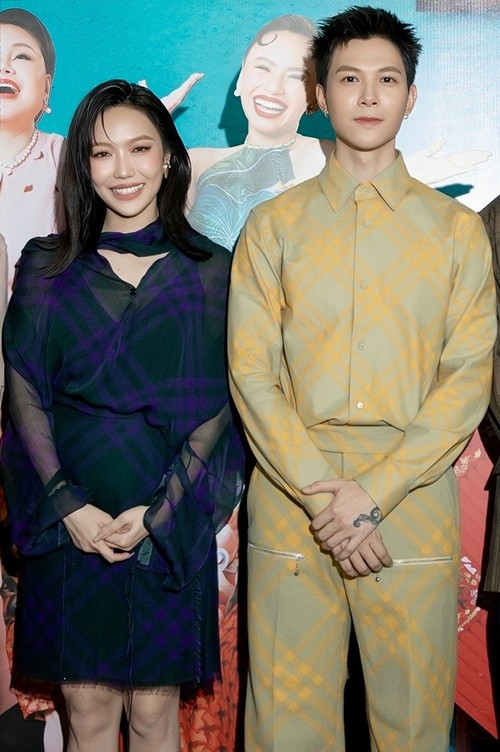 Khi đóng chung phim điện ảnh Gặp lại chị bầu, Diệu Nhi từng chia sẻ: "Tuy là người trong gia đình, đi ra ngoài đi làm, tôi cũng xem như đồng nghiệp. Diễn xuất chưa đạt, tôi vẫn góp ý và cũng học hỏi từ diễn xuất của Tú cũng như học từ nhiều người có đóng góp trong phim. Bước ra đường đi làm, chúng tôi gác gia đình sang một bên và hồn ai nấy giữ". Ảnh: Vietnamnet.