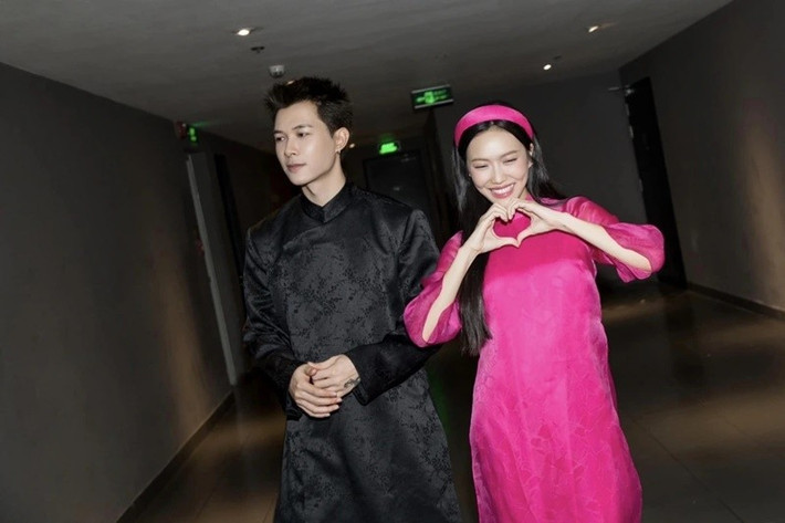 Theo Vietnamnet, trong phim Hoàng tử quỷ, Anh Tú Atus có phân cảnh 18+ với bạn diễn. Trong buổi ra mắt phim, Anh Tú Atus cho hay, Diệu Nhi biết rõ kịch bản phim ngay từ đầu. Nữ diễn viên thậm chí cùng Anh Tú Atus trao đổi, góp ý những chi tiết thú vị, giúp anh nhìn rõ hơn hành trình tâm lý của nhân vật. Ảnh: VOV.