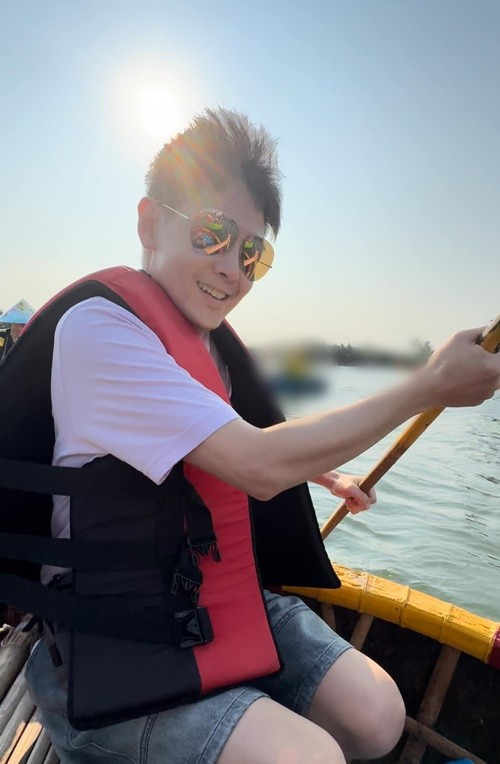 Theo Vientamnet, tháng 4/2024, nam diễn viên cùng vợ đi nghỉ dưỡng ở Đà Nẵng (Việt Nam). Lâm Chí Dĩnh thưởng thức phở, cà phê, trải nghiệm chèo thuyền thúng. Phía vợ tài tử cho biết, cô ăn phở và uống cà phê Việt Nam mỗi ngày trong chuyến đi. Ảnh: FB Lâm Chí Dĩnh.