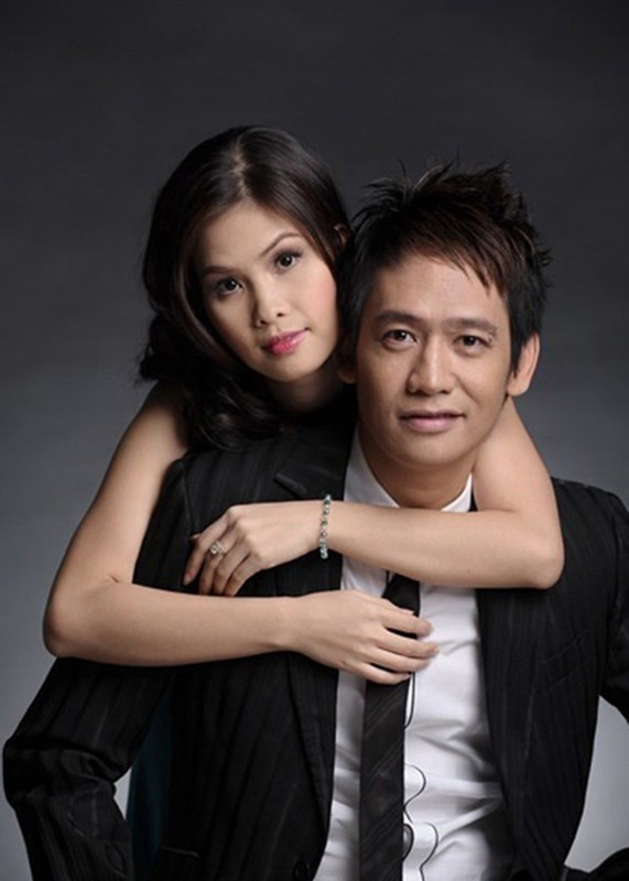 “Ớt nào chẳng cay, nhưng mỗi người ghen mỗi kiểu khác nhau. Vợ tôi cứ âm thầm chịu đựng, quá lắm là chỉ cằn nhằn thôi. Đã có nhiều lần tôi làm sai, nhưng kịp thức tỉnh để không đánh mất hạnh phúc quý giá của mình”, nam ca sĩ tâm sự. Ảnh: Vietnamnet.