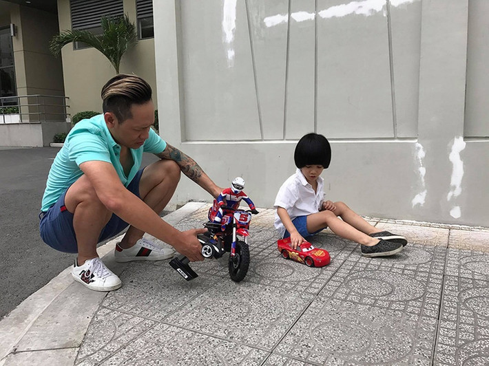 Mạnh Cầm nghịch ngợm nên mỗi lần Duy Mạnh dạy con đánh đàn, anh lại hò hét, doạ nạt dỗ dành đủ kiểu. Ảnh: Vietnamnet.