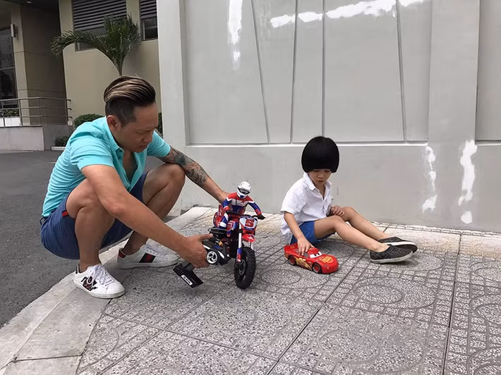 Mạnh Cầm nghịch ngợm nên mỗi lần Duy Mạnh dạy con đánh đàn, anh lại hò hét, doạ nạt dỗ dành đủ kiểu. Ảnh: Vietnamnet.