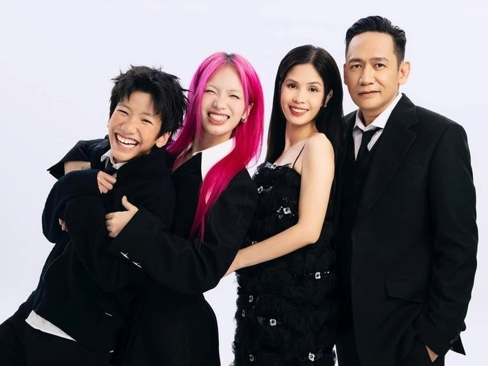 Thu Cầm từng khó chịu vì bị bố kèm cặp, luôn bắt ép. Sau này, nữ ca sĩ nhận ra điều này đáng quý, giúp cô hiểu rõ mình trong phong cách âm nhạc, cảm xúc... Ảnh: Saostar.