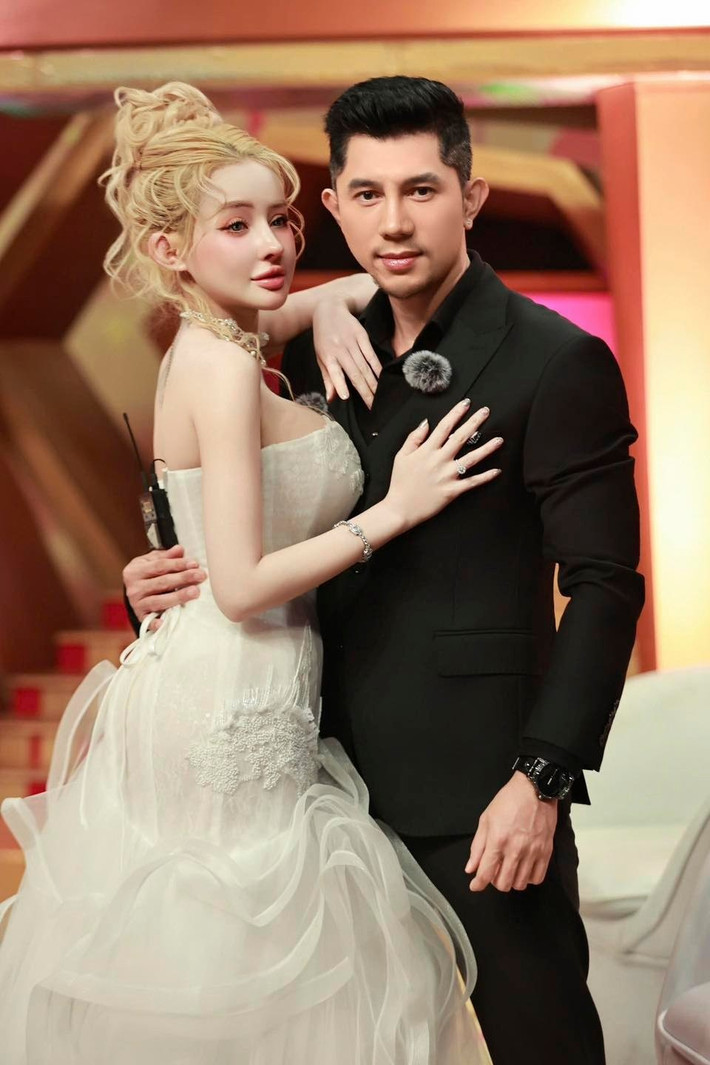 Ngân 98 khẳng định chuyện chia tay của cô không phải là chiêu trò câu view. Hot girl chia sẻ trên cuộc phỏng vấn trên Dân Việt: “Nếu để gây chú ý hay đánh bóng tên tuổi thì tôi nghĩ không nhất thiết phải lấy vấn đề chia tay...
