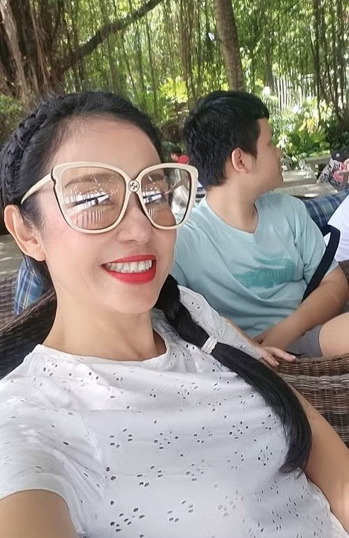 Việt Trinh khoe con trai ngoan ngoãn. “Nay con lớn rồi. Đi chơi con kéo vali xách đồ phụ mẹ. Con nói lúc con nhỏ Mẹ lo cho con Giờ con lớn lên mẹ lớn tuổi rồi để con lo phụ mẹ. Mẹ chỉ việc đi tay không và hưởng thụ nha! Con biết ơn mẹ. Mẹ cũng dạy con từ bé về lòng biết ơn. Không xây dựng lòng biết ơn thì khó thành người”, Việt Trinh cho biết. Ảnh: FB Việt Trinh.