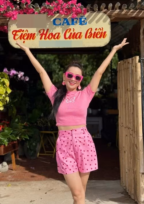 Ở đời thường, Hoài An ăn mặc trẻ trung. Ảnh: FB Hoài An.