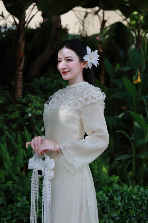 Diện áo dài gam trắng ngà với phom dáng thanh thoát, Á hậu 3 Miss Grand Vietnam 2025 hiện lên như một nàng thơ nhẹ nhàng, toát ra khí chất đoan trang, thanh lịch và khiến người đối diện dễ dàng rung động ngay từ ánh nhìn đầu tiên. Ảnh: FB Y Quyên.