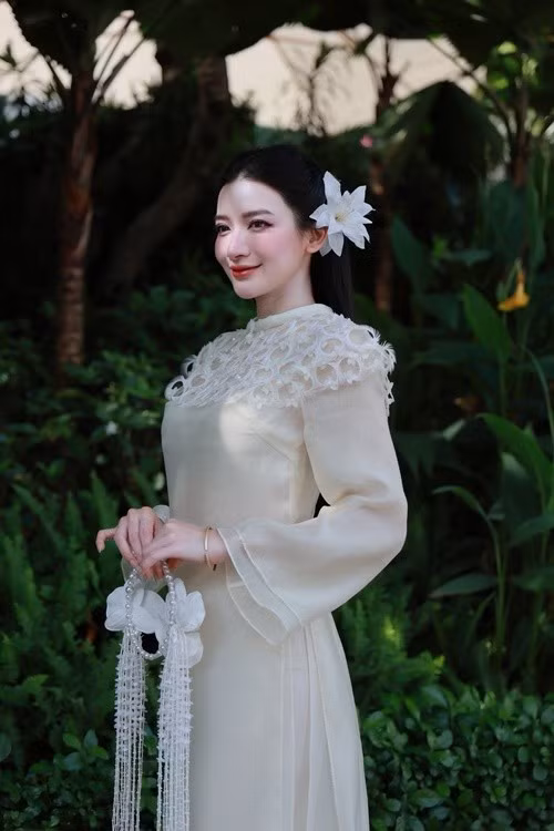 Diện áo dài gam trắng ngà với phom dáng thanh thoát, Á hậu 3 Miss Grand Vietnam 2025 hiện lên như một nàng thơ nhẹ nhàng, toát ra khí chất đoan trang, thanh lịch và khiến người đối diện dễ dàng rung động ngay từ ánh nhìn đầu tiên. Ảnh: FB Y Quyên.