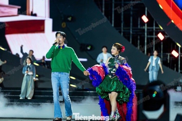 Hoàng Thùy Linh - Đen Vâu vừa góp mặt trong concert Quảng Ninh - Đất mỏ anh hùng. Trên sân khấu biểu diễn, hai ca sĩ nắm tay tình tứ. Ảnh: Tiền Phong.