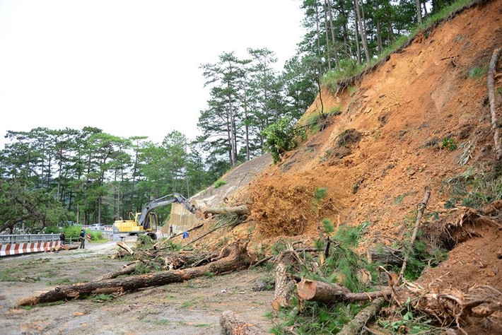 Sáng 29/10, lực lượng chức năng vẫn duy trì phong tỏa hiện trường, cấm toàn bộ phương tiện lưu thông hai chiều để đảm bảo an toàn. Tại vị trí sạt lở chính, lớp đất đá phủ dày hơn một mét, kéo dài hàng chục mét, kèm theo nhiều gốc thông bật rễ, chắn ngang mặt đường.