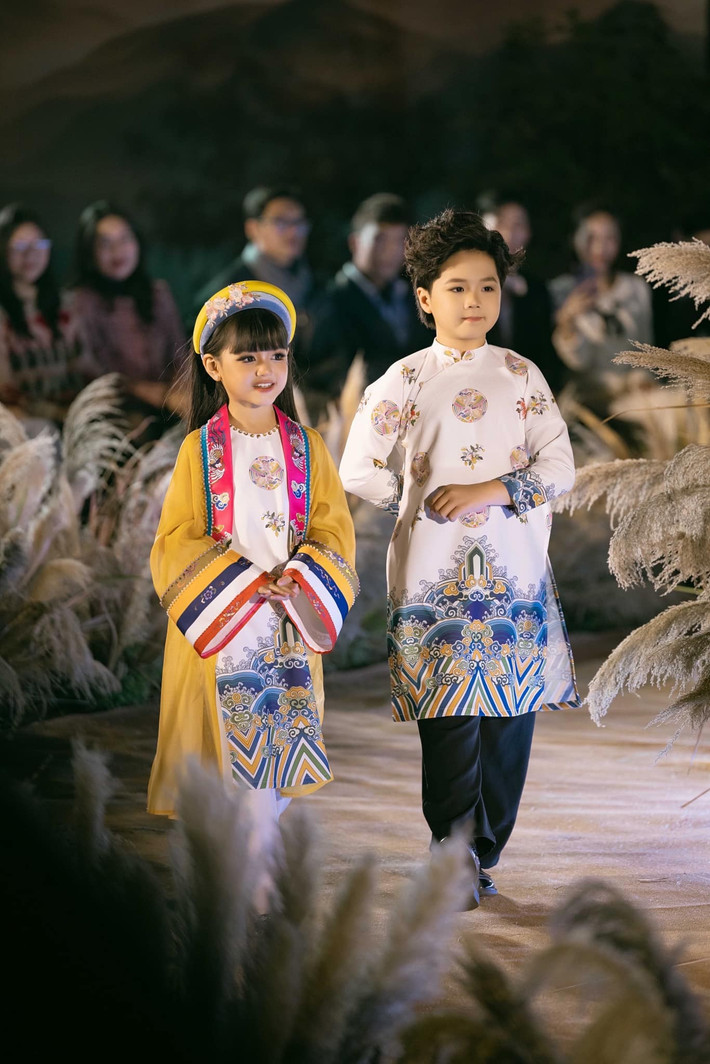 Không chỉ hoạt động trong lĩnh vực diễn xuất, Cherry An Nhiên còn tham gia trình diễn thời trang với vai trò người mẫu nhí, cho thấy sự tự tin và khả năng biểu cảm tốt trước ống kính. Ảnh: FB Cherry An Nhiên.