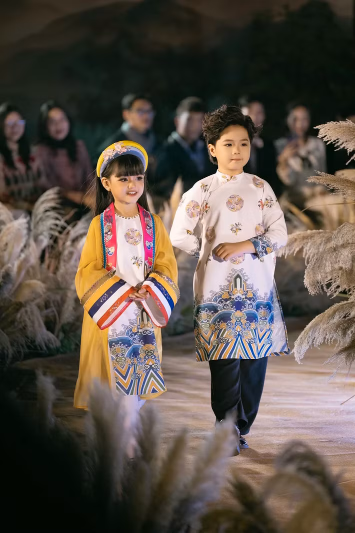 Không chỉ hoạt động trong lĩnh vực diễn xuất, Cherry An Nhiên còn tham gia trình diễn thời trang với vai trò người mẫu nhí, cho thấy sự tự tin và khả năng biểu cảm tốt trước ống kính. Ảnh: FB Cherry An Nhiên.