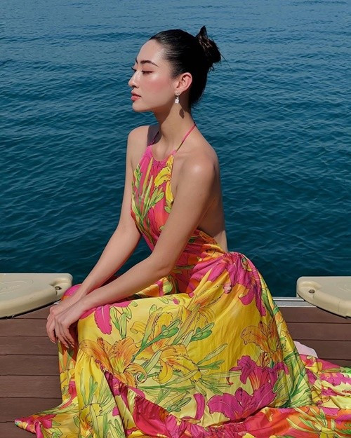 Phong cách trang điểm và làm tóc được tiết chế để hài hòa với trang phục. Lối makeup trong veo giúp tôn lên nét đẹp tự nhiên của nàng hậu.