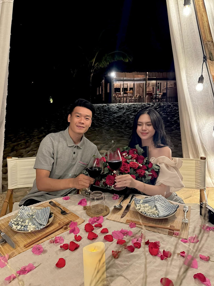 Ít ngày trước, vợ chồng nam cầu thủ tổ chức lễ đầy tháng cho con trai thứ hai. Thông tin này khiến nhiều người bất ngờ khi trước đó cả hai gần như giữ kín tin vui.