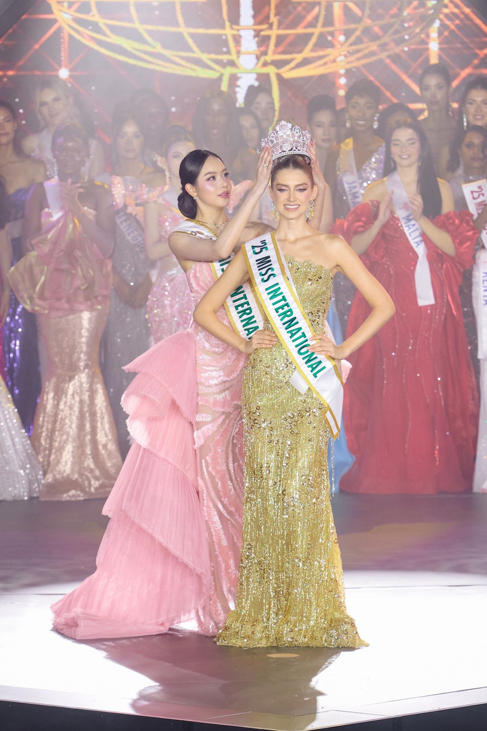 Thanh Thủy cho hay, trong 1 năm qua, có lúc cô cảm thấy áp lực, lo lắng, tự hỏi liệu mình đã làm đủ tốt để không phụ sự kỳ vọng và tình cảm của khán giả Việt Nam hay chưa. Ảnh: Miss International.
