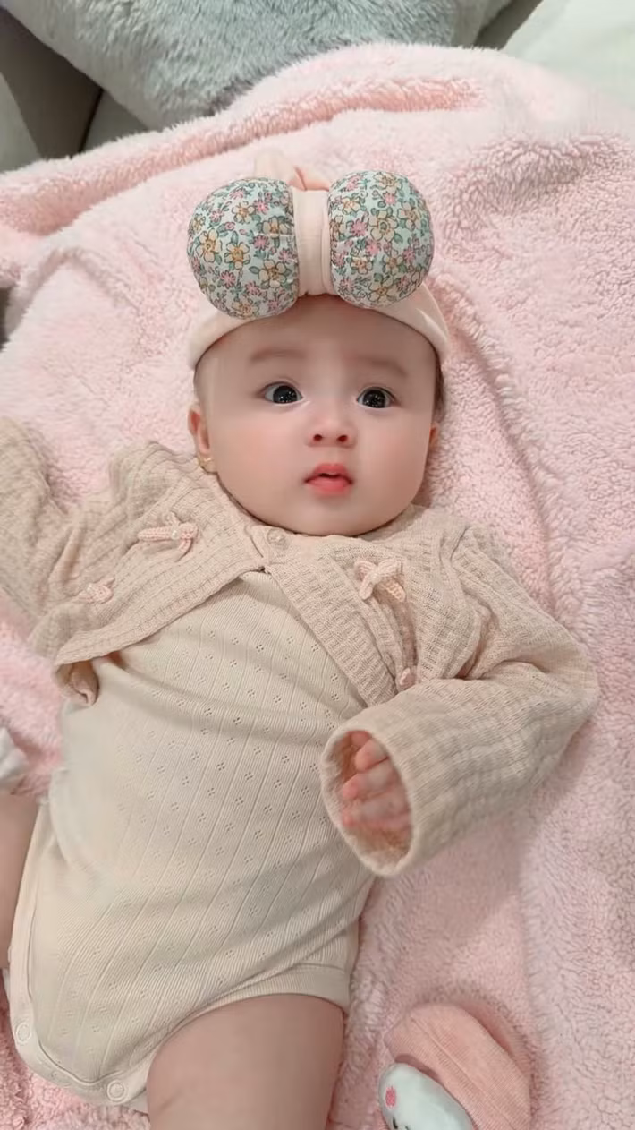 Dù còn nhỏ, con gái Phương Lê – Vũ Luân đã được mẹ chăm chút trang phục chỉn chu, phù hợp với từng khoảnh khắc sinh hoạt thường ngày. Ảnh: FB Phương Lê.