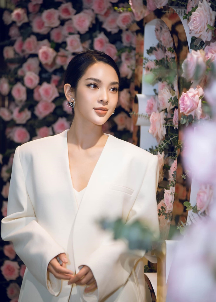 Quỳnh Lương còn bày tỏ tình cảm dành cho con trai. “Gửi Gấu yêu của mẹ! Con vẫn luôn là chàng trai tuyệt vời của mẹ. Chuyện sai là người lớn chưa thể làm tốt được như con đã làm, sau này bao dung và sửa sai thêm cho mẹ nhé! Yêu em bé của mẹ”, cô viết. Ảnh: FB Quỳnh Lương.