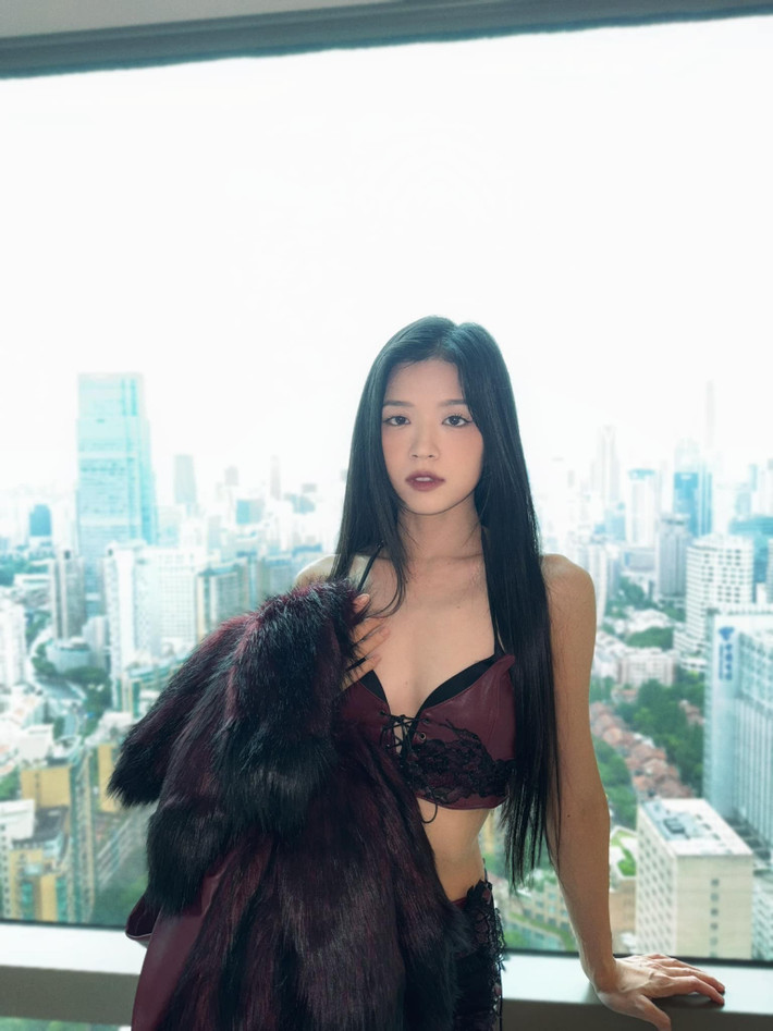 Nữ ca sĩ khoe nhan sắc gợi cảm với mốt lộ nội y. Ảnh: Instagram Suni Hạ Linh.