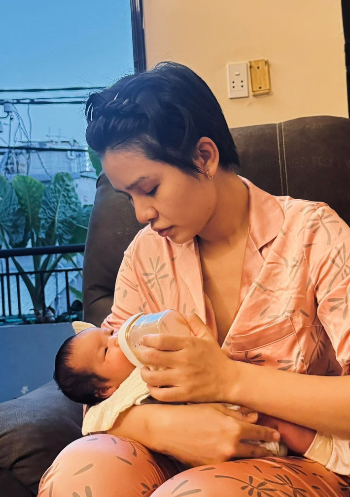 Thu Trang tâm sự, thành tựu to nhất năm 2025 là có con gái. "Từ một người không thích trẻ con thành một người 'nghiện' con, hay thật sự đấy", nữ người mẫu cho hay. Ảnh: FB Thu Trang.