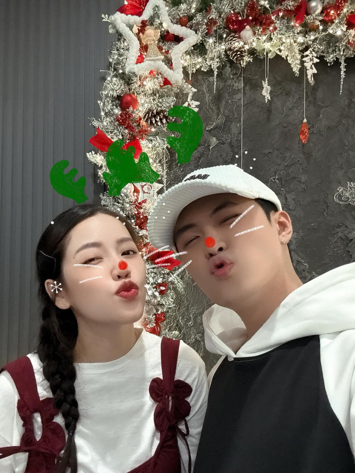 Trước khi công khai chuyện tình cảm, cả hai khéo léo 'thả thính' và tương tác trên mạng xã hội hoặc các chương trình truyền hình. Nhiều khán giả, đồng nghiệp 'đẩy thuyền' Gin Tuấn Kiệt và Puka khiến mối quan hệ của cặp đôi diễn viên càng gây chú ý.