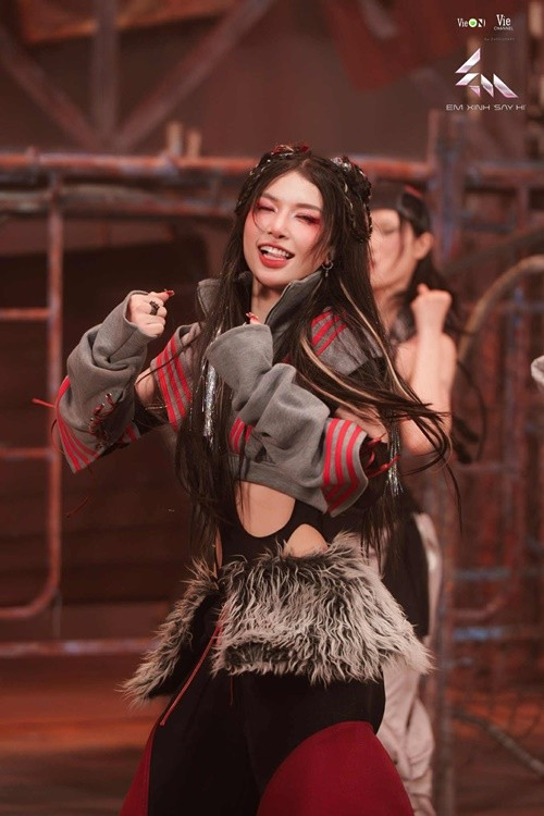 Không ít fan nhận xét Lyhan là "cỗ máy nhảy". Ảnh: FB Lyhan.