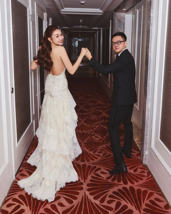 Từ khi kết hôn, Thanh Hằng và Trần Nhật Minh không ít lần sánh đôi trước công chúng. Bên cạnh đó, nữ người mẫu thoải mái chia sẻ về cuộc hôn nhân của cô trên truyền thông. Trước đó, khi hẹn hò, Thanh Hằng không tiết lộ về nửa kia với công chúng.