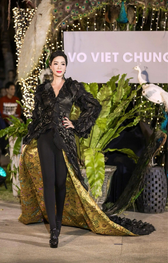 Ngoài khiến công chúng ngưỡng mộ bởi cuộc hôn nhân bền chặt, êm ấm bên doanh nhân Võ Trấn Phương, Trịnh Kim Chi còn được biết đến là nghệ sĩ tài năng, gắn bó nhiều năm với sân khấu, điện ảnh, thời trang.