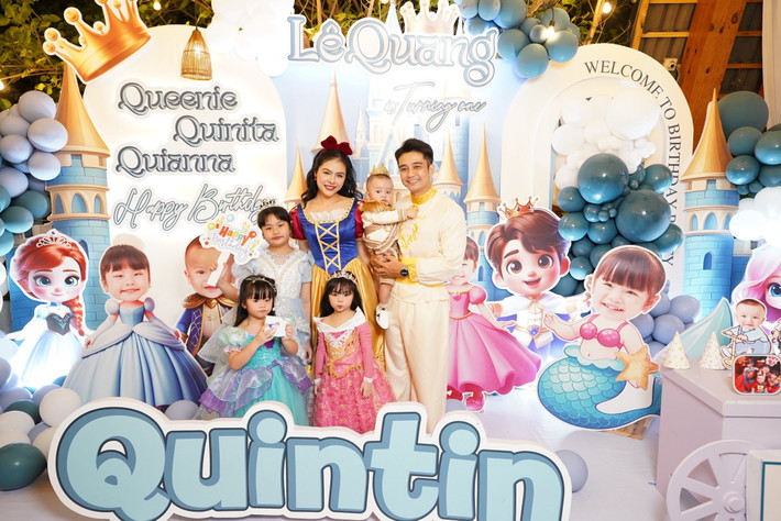 Vân Trang nhắn nhủ các con: "Mẹ hạnh phúc khi thấy các con yêu thương nhau, thương chị hai và thương em Tin nữa. Mong các con của mẹ mãi có nhau, mãi thương nhau, các con nhé".