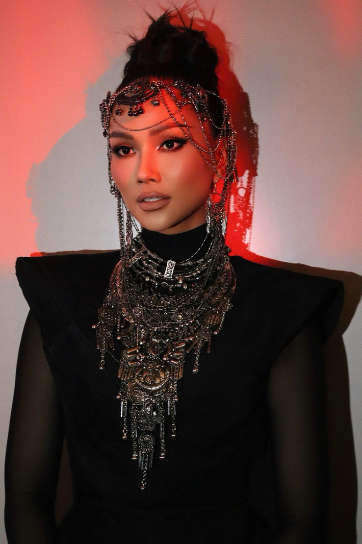 H’hen Niê gây ấn tượng với vóc dáng khỏe khoắn, làn da nâu đặc trưng cùng gương mặt góc cạnh, xương hàm rõ và sống mũi cao, tạo nên nét đẹp cá tính khó trộn lẫn giữa dàn mỹ nhân Vbiz. Đây cũng chính là dấu ấn giúp cô luôn nổi bật dù xuất hiện ở bất kỳ không gian nào.