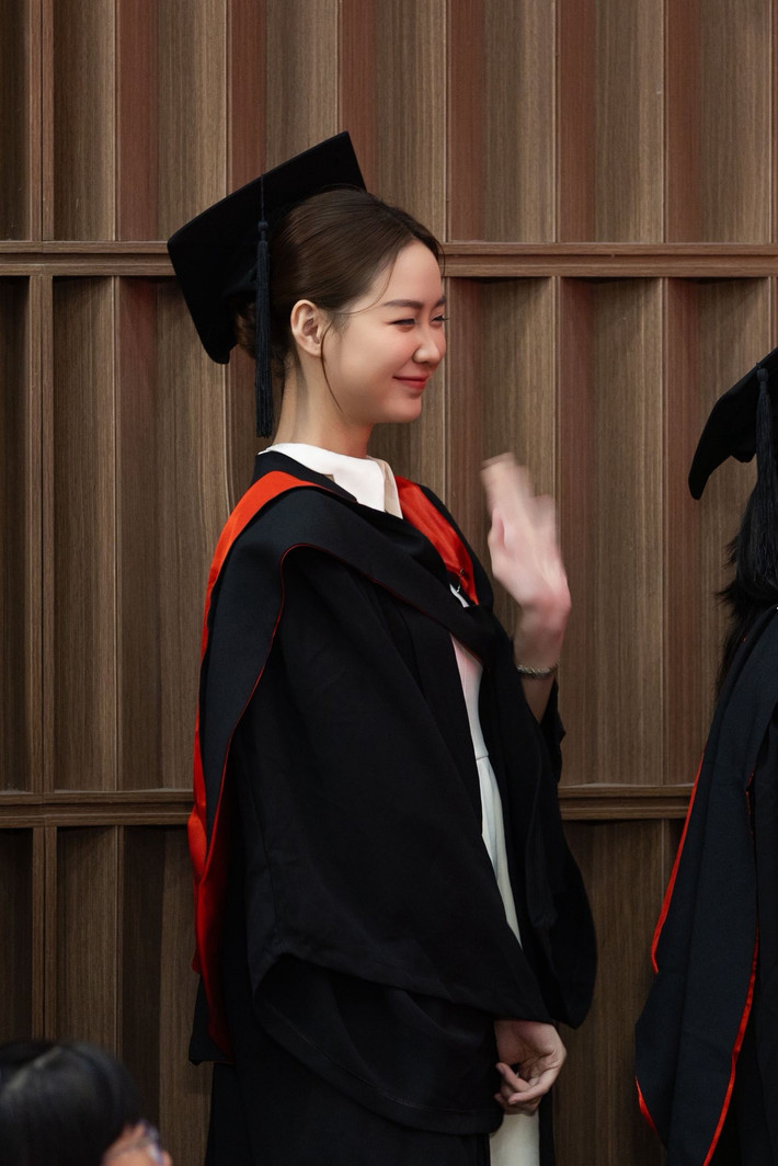 Với Bảo Ngọc, tấm bằng không phải là dấu chấm hết, mà là một dấu mốc để tiếp thêm động lực. Nàng hậu tin rằng tri thức là ánh sáng soi đường cho mỗi người, là sức mạnh giúp ta không chỉ hoàn thiện bản thân, mà còn tạo ra giá trị cho xã hội và cống hiến nhiều hơn cho cộng đồng.