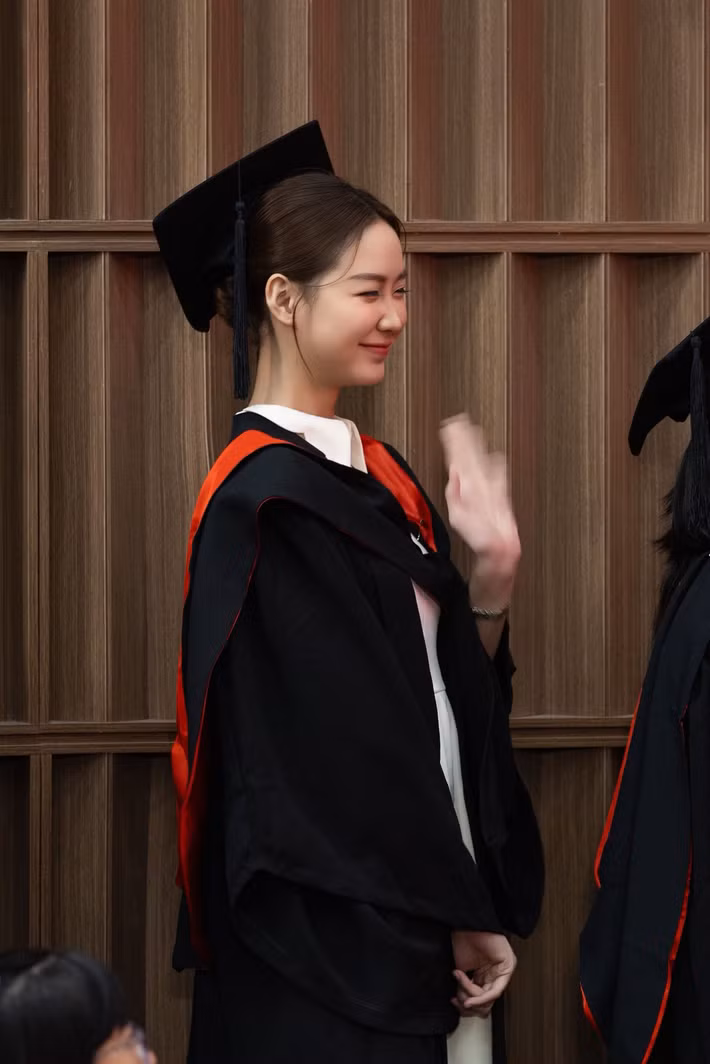 Với Bảo Ngọc, tấm bằng không phải là dấu chấm hết, mà là một dấu mốc để tiếp thêm động lực. Nàng hậu tin rằng tri thức là ánh sáng soi đường cho mỗi người, là sức mạnh giúp ta không chỉ hoàn thiện bản thân, mà còn tạo ra giá trị cho xã hội và cống hiến nhiều hơn cho cộng đồng.