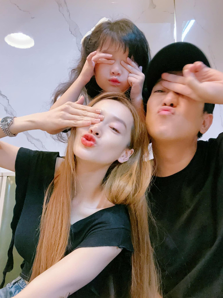 Vợ chồng Nhã Phương – Trường Giang sống trong căn nhà phố rộng rãi, tiện nghi. Không gian được bài trí hiện đại, ấm cúng, ưu tiên sự thoải mái và riêng tư cho gia đình nhỏ. Ảnh: FB Nhã Phương.