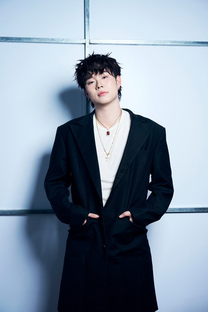 “Tôi phải sống và tập luyện ngay tại công ty cho bài hát đầu tay suốt gần 4 tháng. Mặc dù dự án ra mắt cũng bị hoãn lại rất nhiều lần trong suốt hai năm, tuy nhiên tôi chưa từng nản chí, luôn kiên trì phát triển bản thân để đem lại một Dương Domic hoàn hảo nhất đến khán giả”, nam ca sĩ chia sẻ trên Dân Việt. Ảnh: FB Dương Domic.