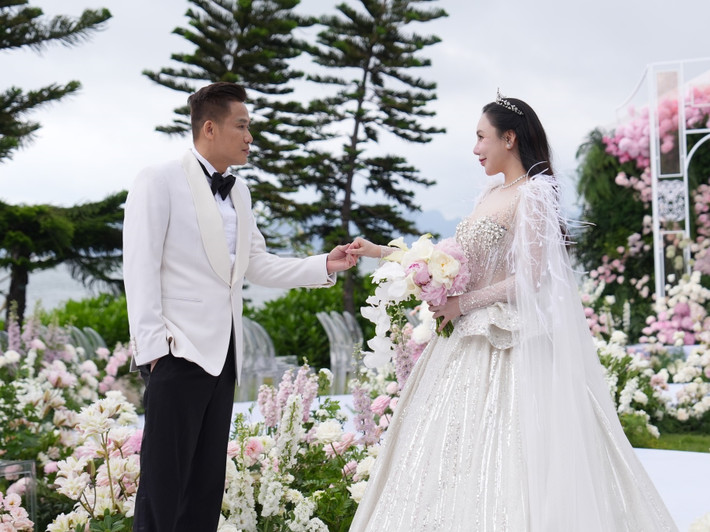 Theo Elle, cô dâu là ca sĩ nổi tiếng Hồ Quỳnh Hương, chú rể là doanh nhân Hoàng Công Thành. Cả hai đều theo đuổi lối sống thuần chay nhiều năm qua. Ảnh: FB Hồ Quỳnh Hương.