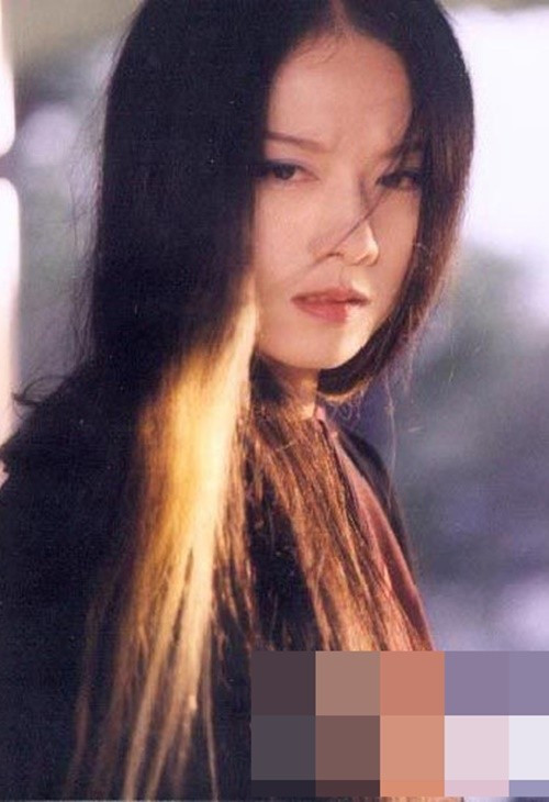 Nữ nghệ sĩ múa Dương Lệ Bình gây ấn tượng mạnh với hình ảnh Mai Siêu Phong ma mị trong phim Anh hùng xạ điêu lên sóng năm 2003. Ảnh: Tiền Phong.