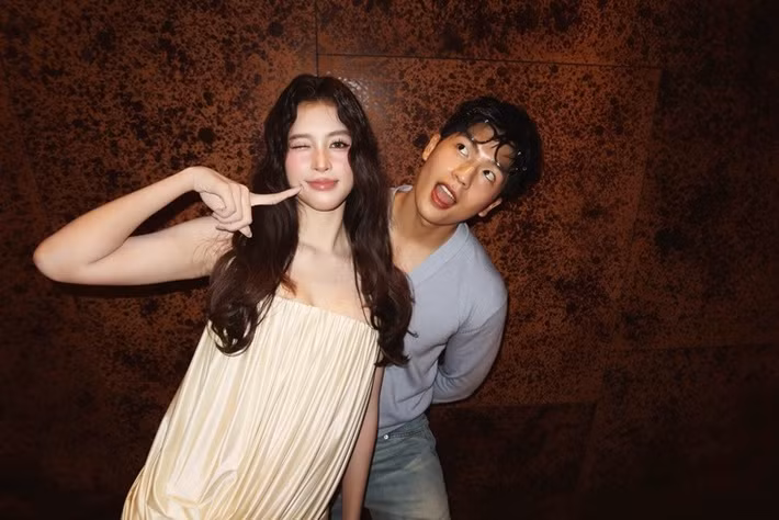 Cùng tham gia một sự kiện, Hoa hậu Tiểu Vy và diễn viên Quốc Anh ghi lại khoảnh khắc thân thiết. Ảnh: FB Tiểu Vy.