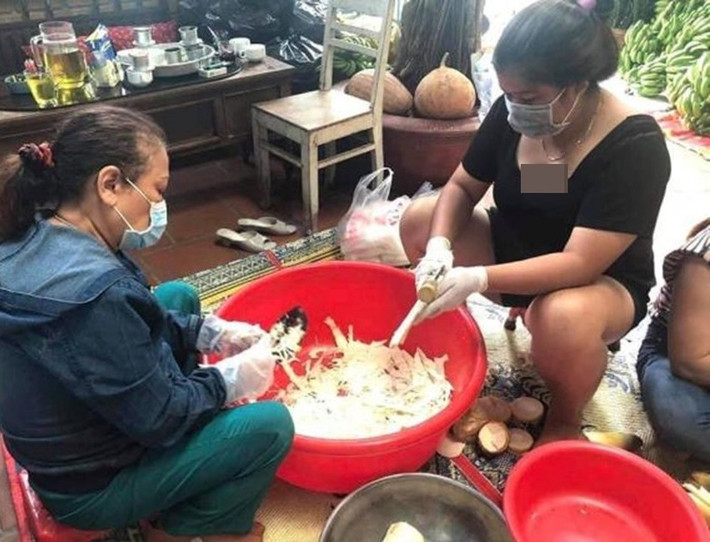 Nữ ca sĩ tích cực làm từ thiện. Trong thời gian dịch COVID-19, Siu Black chuẩn bị đồ để phục vụ công tác thiện nguyện. Ảnh: Dân Việt.