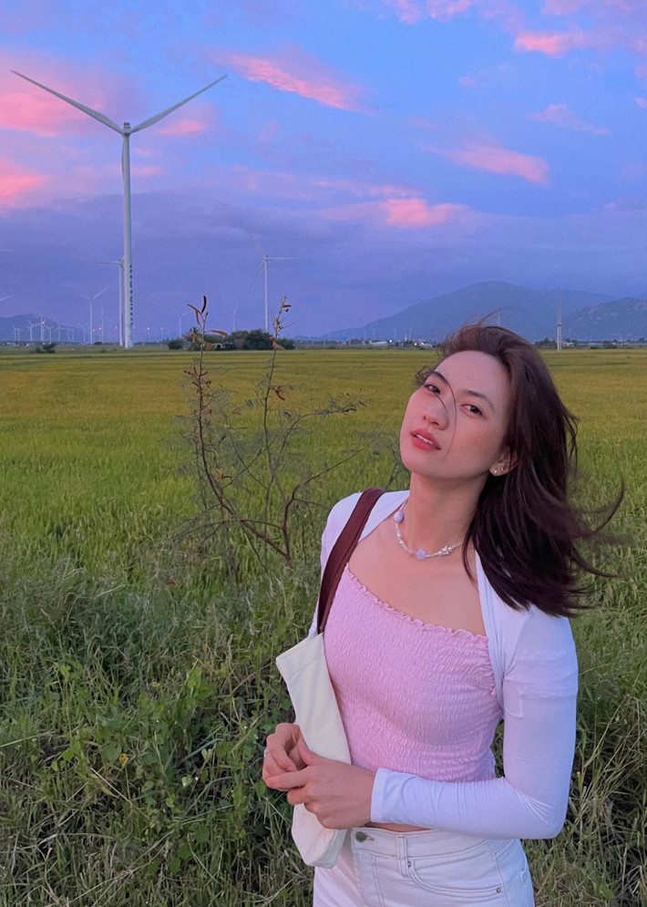 Không cần váy áo cầu kỳ, nét đẹp tự nhiên cùng phong thái nhẹ nhàng của nữ diễn viên vẫn đủ sức 'đốn tim' người đối diện.