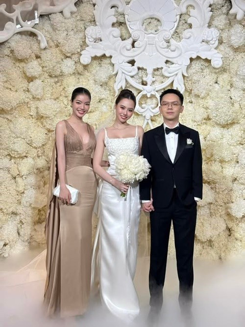 Á hậu Bích Tuyền chúc Đặng Hoàng Tâm Như trăm năm viên mãn. Ảnh: FB Bích Tuyền.