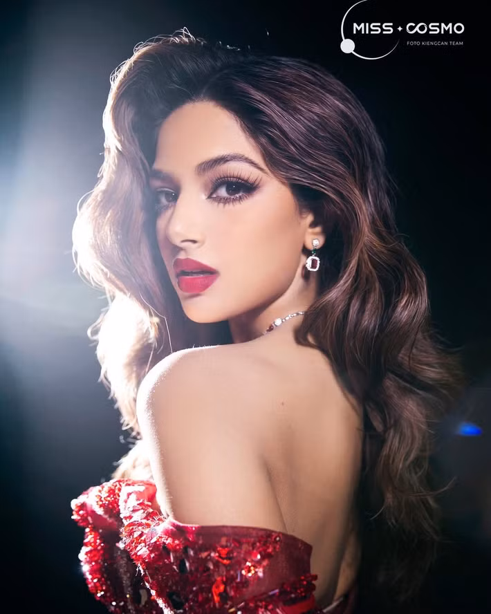 Harnaaz còn đắt show chấm thi hoa hậu. Theo Vietnamnet, cuối tháng 6/2022, cô đến Việt Nam cùng Catriona Gray (Miss Universe 2018), Natalie Glebova (Miss Universe 2005) để làm giám khảo trong đêm chung kết Hoa hậu Hoàn vũ Việt Nam. Năm 2024, Harnaaz trở lại đảm nhận vai trò giám khảo cuộc thi Miss Cosmo. Ảnh: Instagram Harnaaz Sandhu.