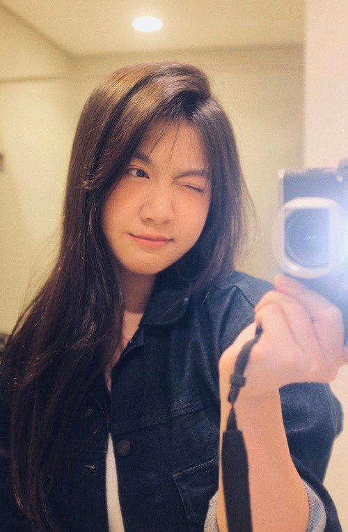 Ái nữ nhà Mạnh Trường có sở thích chụp ảnh selfie. Ảnh: FB Phương Linh.