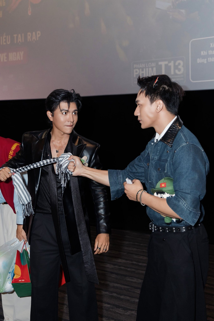 Trong cuộc phỏng vấn với Vietnamnet, Steven Nguyễn cho biết, Đỗ Nhật Hoàng là người có năng lượng mạnh nên mỗi khi đóng cảnh đánh nhau hay hành động, anh phải dồn hết sức lực vì đàn em nhỏ tuổi hơn và khỏe hơn. Ảnh: FB Đỗ Nhật Hoàng.