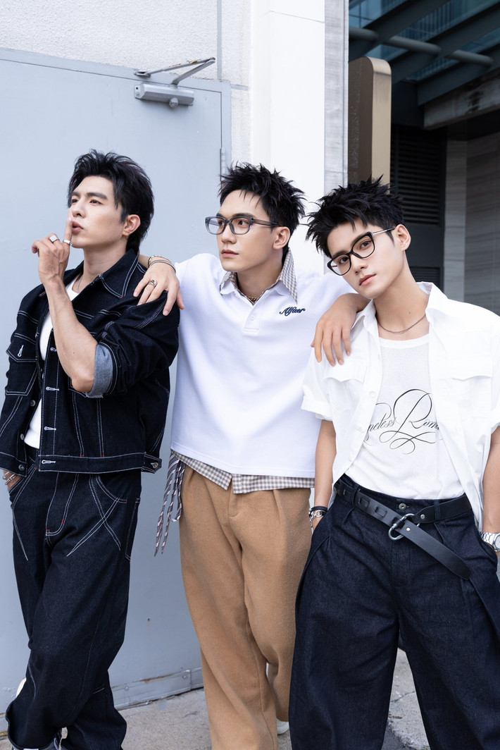 3 nam diễn viên phim Mưa đỏ ngày càng thân thiết. Ảnh: FB Đỗ Nhật Hoàng.