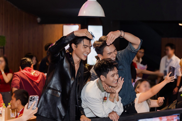 "Hai anh em thường trêu đùa, giỡn cợt và rủ nhau đi cà phê, nhờ vậy hiểu nhau và rất ăn ý trong diễn xuất", Steven Nguyễn nói thêm. Ảnh: FB Đỗ Nhật Hoàng.