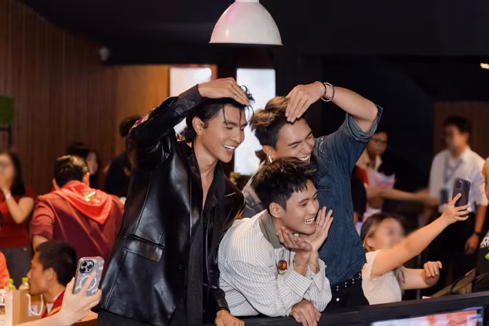 "Hai anh em thường trêu đùa, giỡn cợt và rủ nhau đi cà phê, nhờ vậy hiểu nhau và rất ăn ý trong diễn xuất", Steven Nguyễn nói thêm. Ảnh: FB Đỗ Nhật Hoàng.