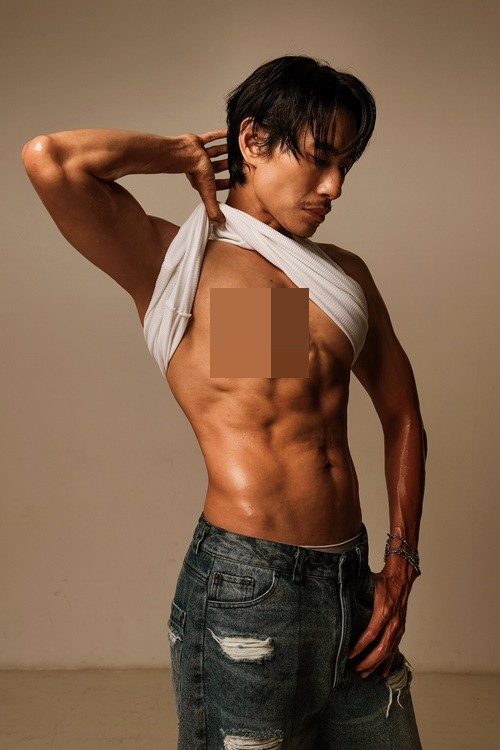 Có thể thấy nam diễn viên phim Con kể ba nghe đã trải qua một quá trình tập luyện nghiêm túc để có được cơ bắp và độ nét cơ thể như vậy. Ảnh: FB Kiều Minh Tuấn.