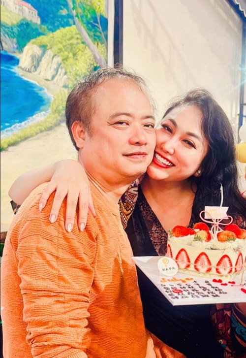 "Chúc mừng sinh nhật chồng yêu quý. Anh là người đàn ông nghiêm túc, trách nhiệm trong công việc, thân thương trong các mối quan hệ bạn bè, và luôn yêu thương em bằng một tình yêu lãng mạn, chân thành. Cảm ơn anh vì đã là chỗ dựa vững chắc, là người bạn đồng hành tuyệt vời và là tình yêu lớn nhất trong đời em. Mong rằng tuổi mới mang đến cho anh thật nhiều sức khỏe, niềm vui, và thành công trên mọi chặng đường. Gia đình nhỏ của mình luôn bên anh, yêu anh thật nhiều!", Phi Thanh Vân viết trên trang cá nhân. Ảnh: FB Phi Thanh Vân.