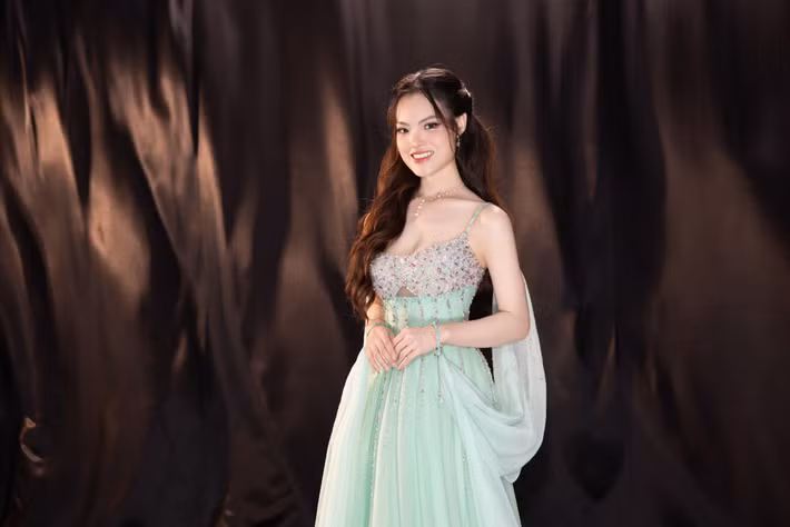 Sunny Đan Ngọc tốt nghiệp ngành bác sĩ Răng Hàm Mặt của Đại học Quốc tế Hồng Bàng năm 2024. Theo Thế Giới Điện Ảnh, cô có bằng IELTS 7.0. Ảnh: FB Sunny Đan Ngọc.