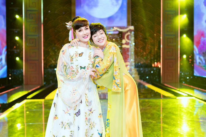 Vân Dung làm thơ khi đăng tải hình ảnh bên Thảo Vân - người dẫn chương trình quen thuộc của Táo quân. "Chúng em là Thảo Vân Dung/Táo quân là cả thanh xuân/ Là miền ký ức một phần trong em/ Ngọt ngào như một que kem/Chua cay thâm thúy như kèm mắm tôm/ Tập luyện vất vả sớm hôm/Anh em nghệ sĩ cứ ôm nhau cười", Vân Dung viết. Ảnh: FB Vân Dung.