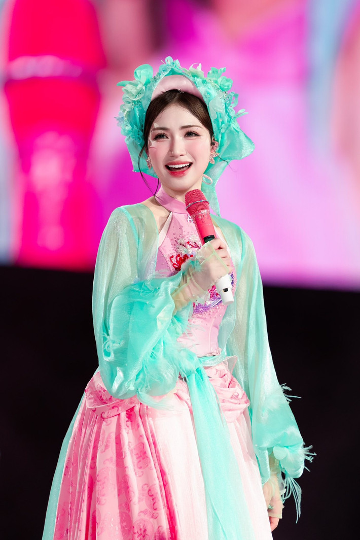 Năm 2021, nữ ca sĩ ủng hộ 100 triệu cho Quỹ Vaccine phòng chống dịch COVID-19 của TP HCM.